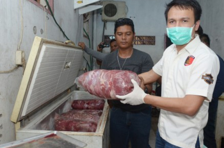 Polisi Gerebek Gudang Daging Babi Celeng di Surabaya
