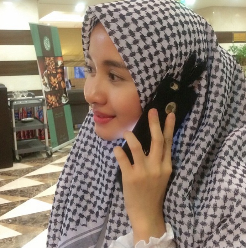 Pesona Cantik Laudya Cynthia Bella di Tanah Suci
