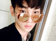 Key SHINee Rela Antri Panjang Ditengah Hujan Demi Apple Watch