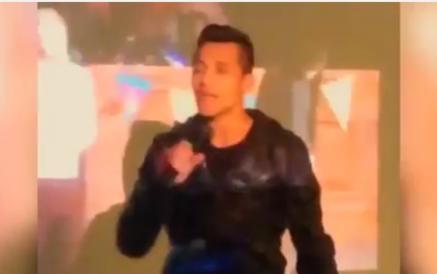 Aksi Alexis Sanchez Bernyanyi Bagaikan Penyanyi Profesional