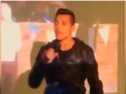Aksi Alexis Sanchez Bernyanyi Bagaikan Penyanyi Profesional
