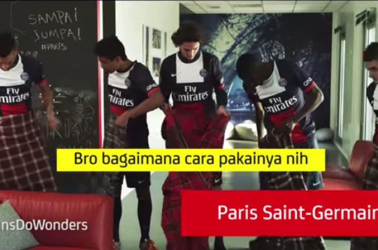 Video Kocak Saat Pemain PSG Kebingungan Pakai Sarung