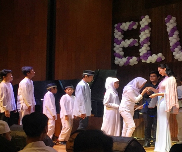  Elvira Devinamira Rayakan Ultah Bersama Anak Yatim 