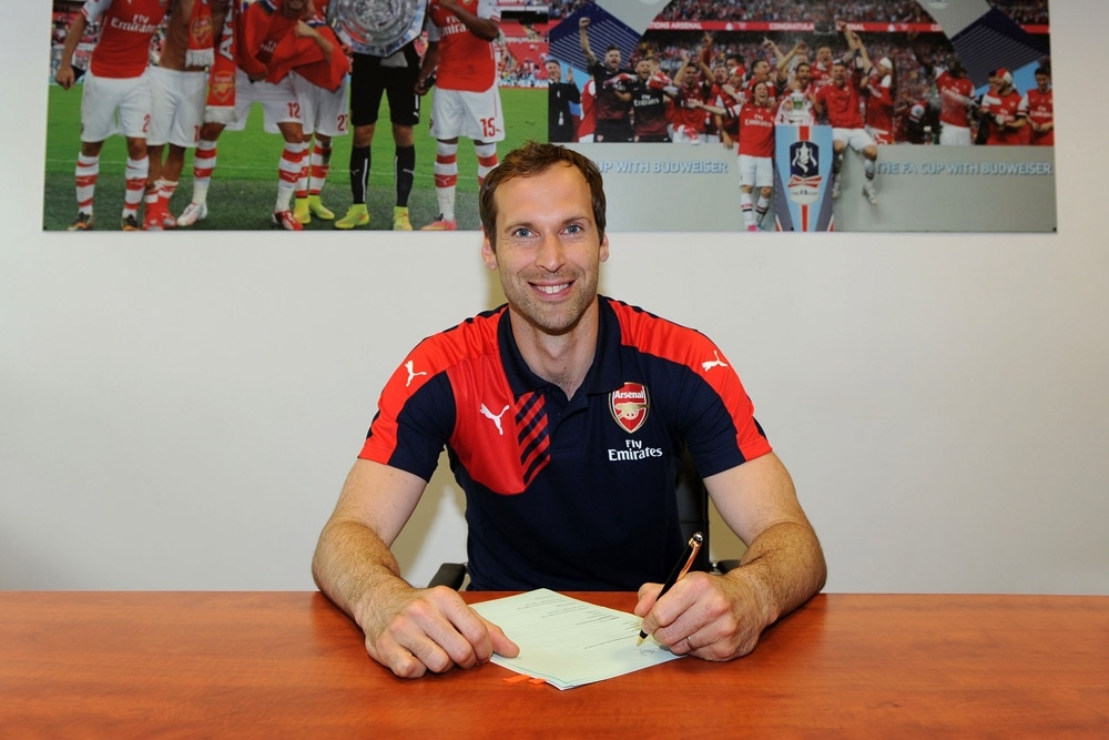 Petr Cech Resmi Berkostum Arsenal