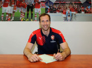 Petr Cech Resmi Berkostum Arsenal