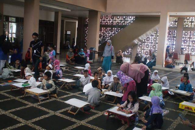 Selama Ramadhan Masjid Bani Umar Siapkan Ratusan Takjil