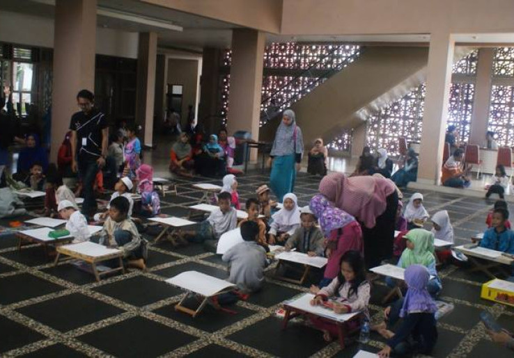Selama Ramadhan Masjid Bani Umar Siapkan Ratusan Takjil