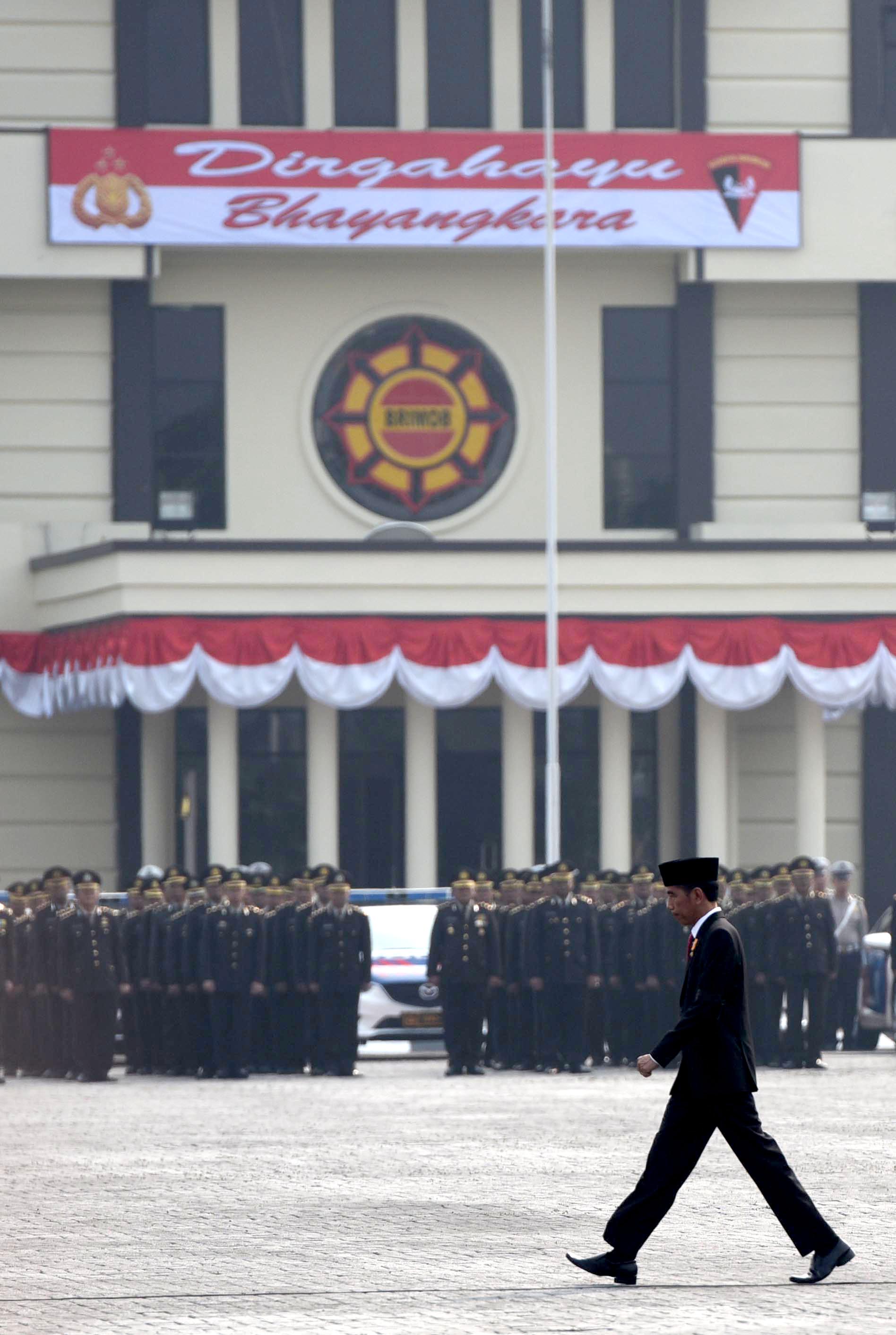 Presiden Jokowi Beri Penghargaan Polisi Korban Bom Kampung Melayu