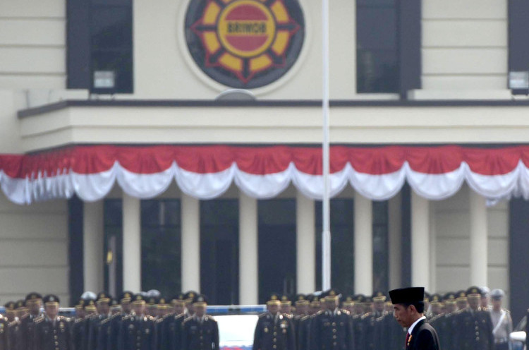 Presiden Jokowi Beri Penghargaan Polisi Korban Bom Kampung Melayu