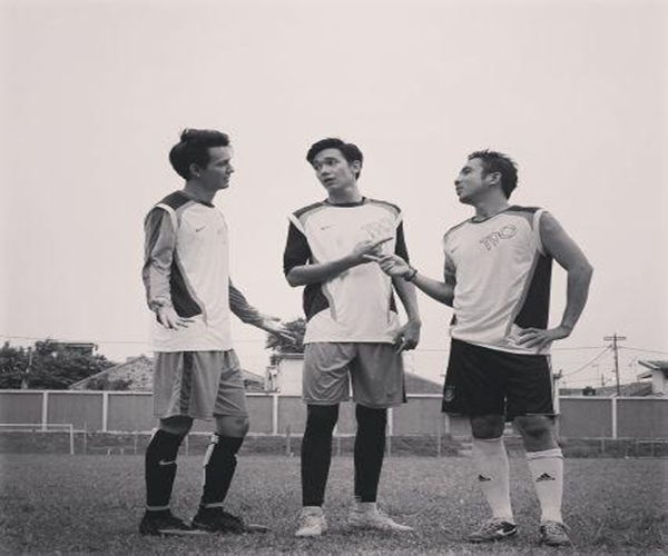 Adipati Dolken Ngabuburit dengan Bermain Bola