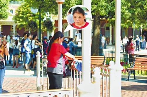 Seorang Wisatawan Nekat Jemur Pakaian Dalam di Pagar Disneyland