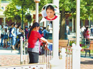 Seorang Wisatawan Nekat Jemur Pakaian Dalam di Pagar Disneyland