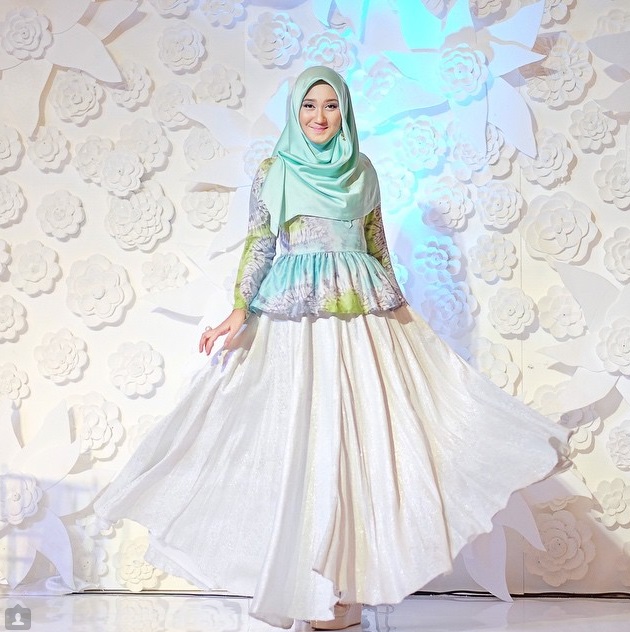 Fashion Hijab Mewah Menawan ala Dian Pelangi