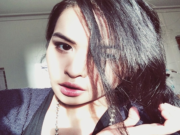 Raih Multi Platinum, Maudy Ayunda Menangis
