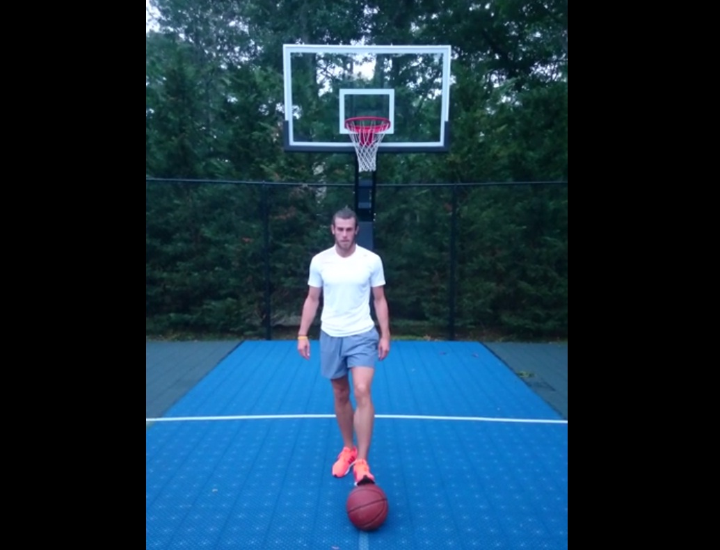 Aksi Bale Memasukkan Bola ke Ring Basket