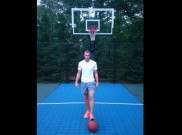 Aksi Bale Memasukkan Bola ke Ring Basket