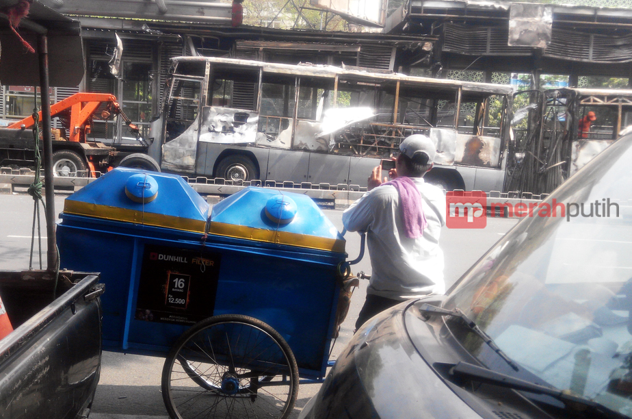 Pelintas Ambil Foto TransJakarta Terbakar Timbulkan Kemacetan Parah