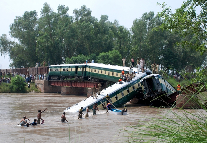 Kereta Pakistan Jatuh ke Sungai, 17 Orang Tewas