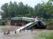 Kereta Pakistan Jatuh ke Sungai, 17 Orang Tewas