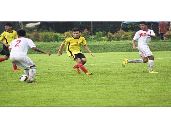 Madun Tetap Puasa Meski Beradegan Main Bola di Siang Bolong