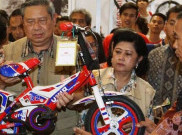 Sayang Cucu, SBY dan Ani Yudhoyono Berburu Sepeda di PRJ untuk Airlangga