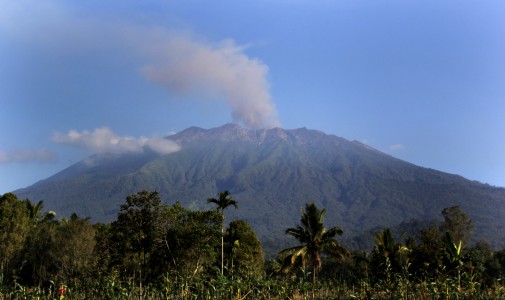 4 Bandara Ditutup Akibat Erupsi Gunung Raung