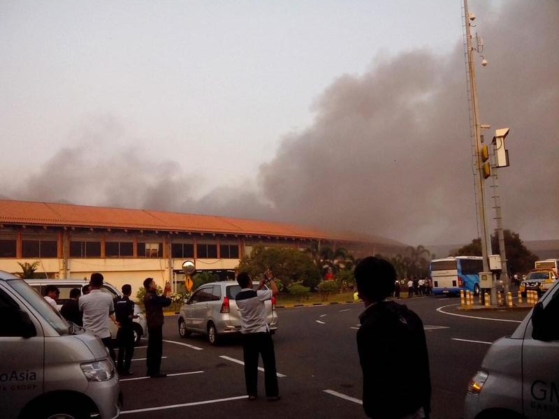 Kebakaran di Terminal 2E Bandara Soekarno-Hatta Masih Belum Padam