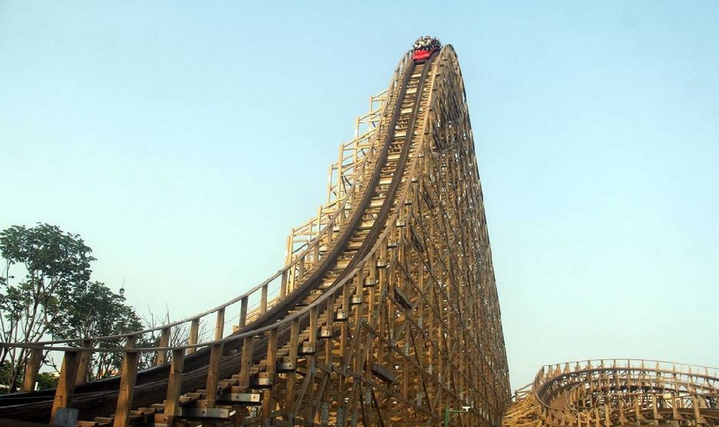 Heboh Roller Coaster Kayu Spektakuler Asal Negeri Tirai Bambu