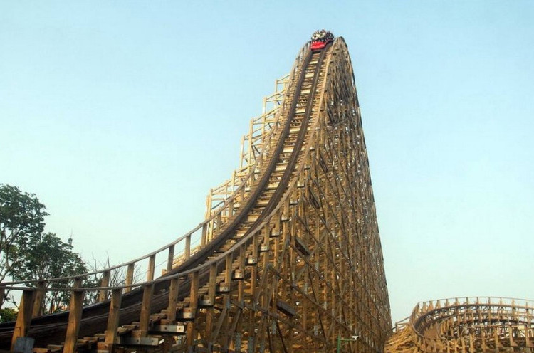 Heboh Roller Coaster Kayu Spektakuler Asal Negeri Tirai Bambu