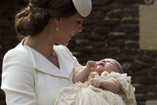 Baru 4 Bulan Melahirkan Kate Middleton Hamil Anak Ke-3?