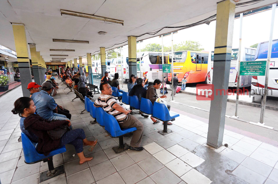 Petugas Terminal Pulo Gadung Bekerja 24 Jam Selama Arus Mudik