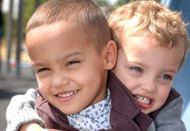 Bobby dan Riley George, Anak Kembar Beda Warna Kulit