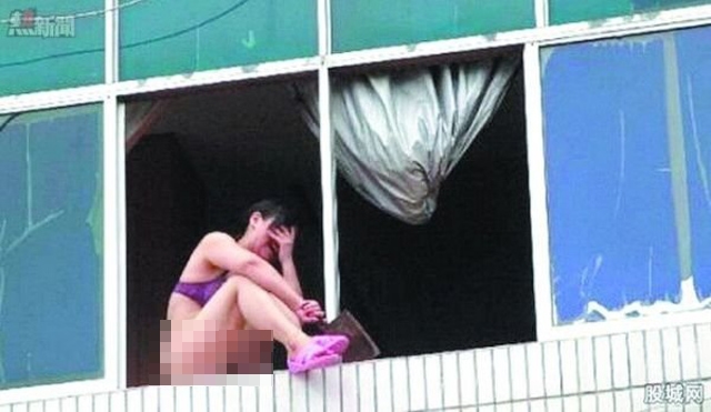 Wanita Tanpa Busana Bunuh Diri Karena Teriakan Warga