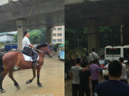 Hindari Macet, Pria ini Naik Kuda ke Kantor