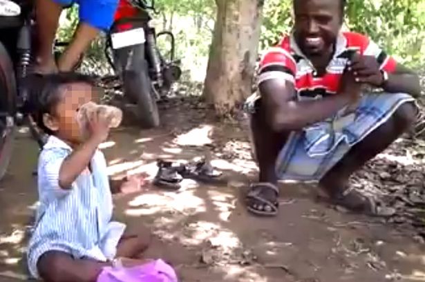 Kejam, Bocah 4 Tahun Dipaksa Minum Bir
