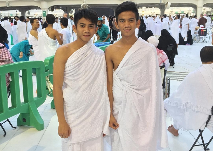 Foto Rizki-Ridho Menangis Dekat Kabah