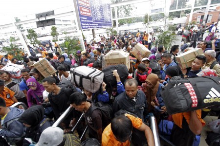  Jelang Mudik Lebaran 1436 H, Stasiun Senen Mulai Padat