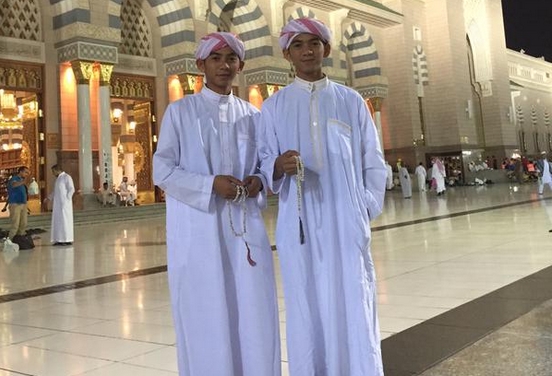 Antusias Fans Sambut Kepulangan Rizki-Ridho dari Tanah Suci