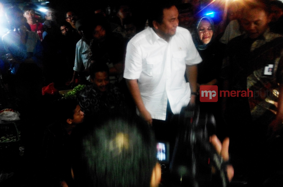 Di Pasar Kramat Jati, Mendag Rachmat Gobel Bagi-Bagi Sarung Seharga Rp15.000