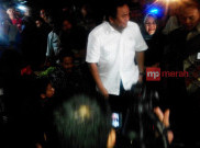 Di Pasar Kramat Jati, Mendag Rachmat Gobel Bagi-Bagi Sarung Seharga Rp15.000