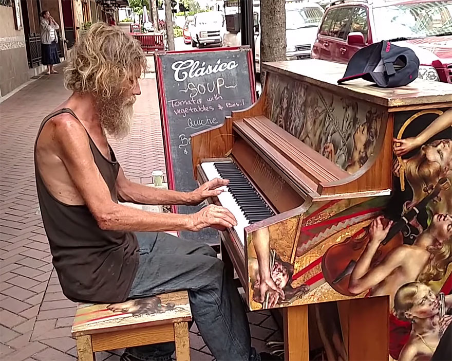 Gelandangan Peroleh Beasiswa Berkat Permainan Piano
