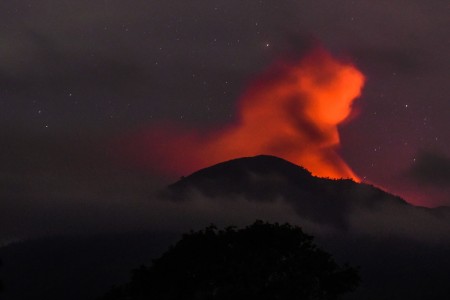Gunung Raung, Jawa Timur Meletus