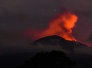 Gunung Raung, Jawa Timur Meletus