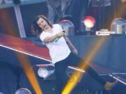 Harry Styles Dibully Karena Jatuh di Atas Panggung