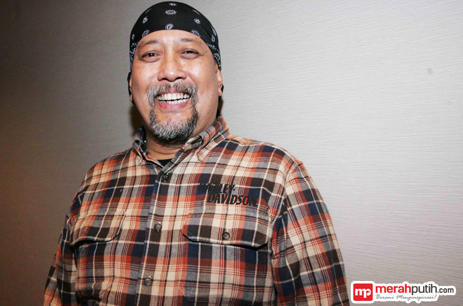 Indro Warkop Tolak Salam Tempel tapi Bagi-Bagi Buku