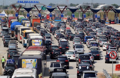 Antrean Kendaraan Pemudik Membeludak di Tol Cipali