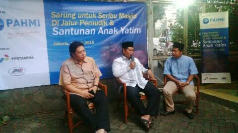 PAHMI Bagikan Sarung ke 1.000 Masjid di Jalur Mudik 