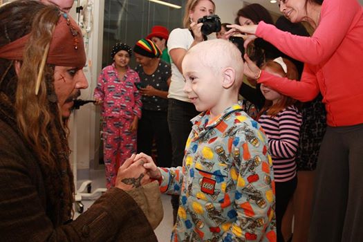 Kunjungi Rumah Sakit Anak, Johnny Depp Berdandan Captain Jack Sparrow