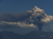 Gunung Raung Masih Meletus, BNPB Tegaskan Penerbangan Aman