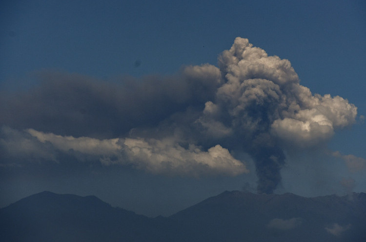 Gunung Raung Masih Meletus, BNPB Tegaskan Penerbangan Aman